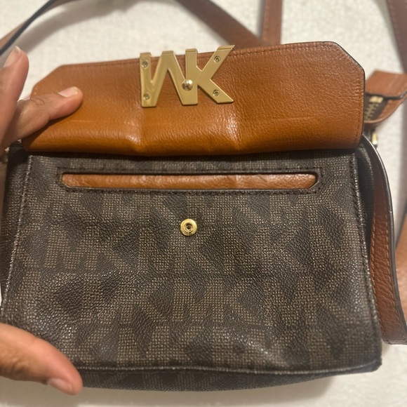 Michael Kors Elegant Brown and Black Crossbody Bag with Gold Emblem - Picture 3 of 11